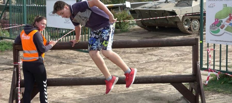 Překážkový běh pro děti, mezi letadly a tanky v Rokycanech.